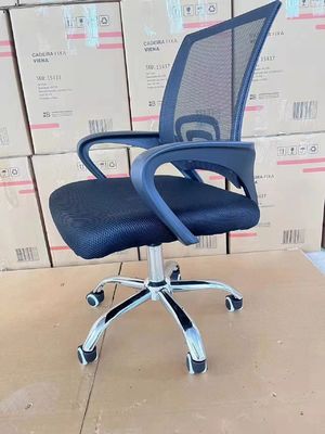 Moderner, ergonomisch drehbarer Bürostuhl mit Silbermaschenbasis zur Verbesserung der Arbeitsleistung