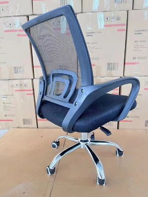 Moderner, ergonomisch drehbarer Bürostuhl mit Silbermaschenbasis zur Verbesserung der Arbeitsleistung